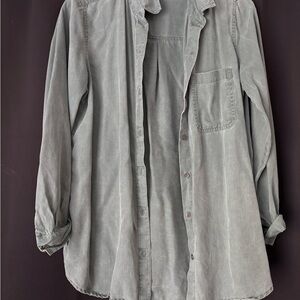 Casual Green Button-Up Shirt